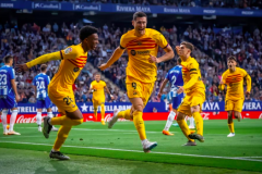 巴萨中场变革：德容离去后的战术调整与替代者挑战